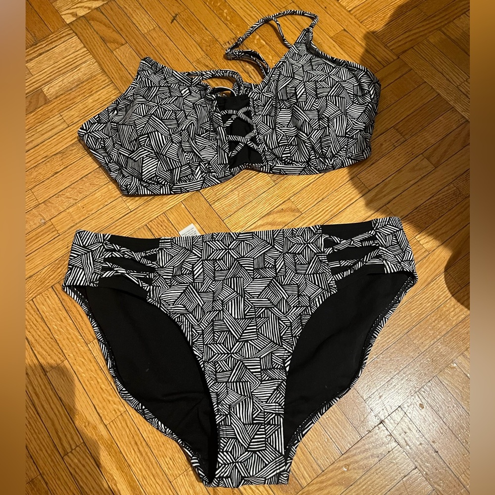 Athleta women’s black and white patterned bathing suit set